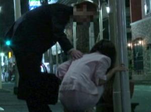 自宅の近所の道端で酔いつぶれてる女を持ち帰って…意識朦朧マンコを昏睡レイプ！