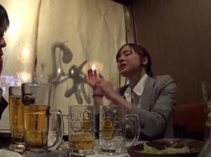 酔いつぶれた人妻同僚の無防備パンチラ!!意識しなかった女の痴態に大興奮！