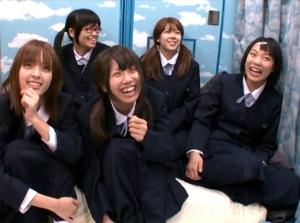 初めて東京にやって来た修学旅行生！！お土産代と引換えに男の前でカラダをｗｗｗ