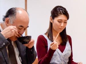 夫が寝ている横で息子の性技に溺れる二重性活！辛抱たまらずフェラをさせ口内射精！