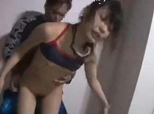 接客中に顔を紅潮させながら感じまくるバイト娘！！しつこく付け狙い建物の陰で犯しまくる！勃起回避不能ｗ