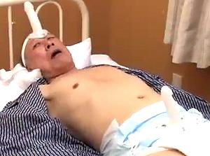 な！なに！何するんじゃ～！！やめてくれ～決して表沙汰にはできないタブーセックス爺さんの頭にディルドをｗｗｗｗｗ