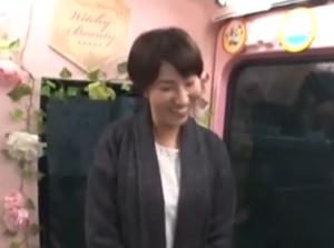 年齢を感じさせない美しい人妻さん！！奥様が若い男と濃厚ディープキス！