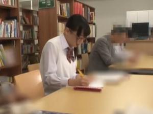 図書館のエッチな美術本を読んでいるメガネ女子！！図書館で痴漢男に遭遇！濃厚セックスしたったｗ