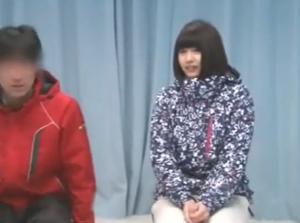 ゲレンデで見つけた卒業旅行中の友達同士の男女！！若い性欲を抑えきれず中出し交尾！