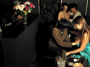 人生初のおっパブでルールがわからず勃起チ○ポを丸出し！美女がこっそり膣内射精で抑えて