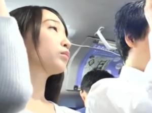 満員バスで出会ったクソエロい人妻！男の股間に押し付けチンポを挿入！勃起回避不能ｗｗｗ