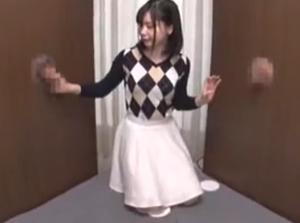 一般男女モニタリングAV しごいてしゃぶってヌキまくり！！チンポをコク！徐々に発情する美乳おっぱい娘ｗ