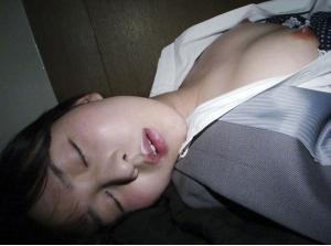 酔っ払って道で寝ていた女を自宅に持ち帰って性欲！！睡眠姦レイプでハメ撮りファック！