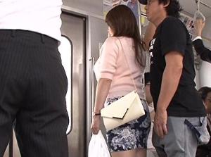 夫の前で痴●に絶頂（いか）された妻！！快楽欲しさに電車内で痴態を晒す！