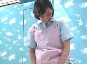 おち○ちんの悩みを心優しい現役看護学生が素股解消！チンポをヌルリとブチ込みうっかり膣内射精ｗ