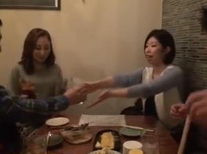 相席居酒屋で仲良くなった女子2人組！！チンポをブチ込み即ハメファックｗ