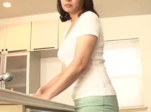 チ○コのポジションが定まらない僕！欲求不満をこじらせ義息子チンポに発情！