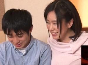 母親と息子がコタツでこっそり近親相姦！！家族のすぐそばで膣内射精ファックｗ