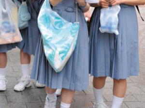 東京にやって来た田舎の素朴な修学旅行生！！大人チンポでエッチな思い出プレゼントｗ