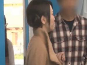 寝取られ願望のある夫同士が互いの「お堅い妻」をダマして！！願望の夫同士でこっそり夫婦交換ｗ