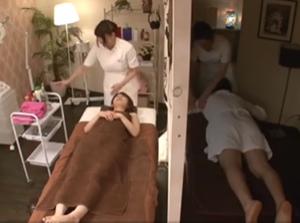 至近距離でオイルまみれでイカされまくる妻！！愛妻が寝取られる姿に興奮！