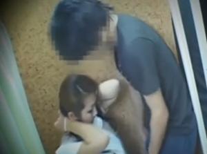 試着室で女性店員に勃起チ○ポを露出！！目の前でチンポを出して口内に