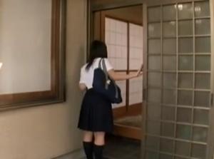 通販で買った媚薬の届け先を幼馴染の男子の家にして！！媚薬を服用する制服美少女