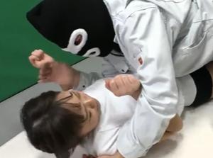 女生に技の伝授をしてくれています。容赦ない金玉責めにガチ悶絶！