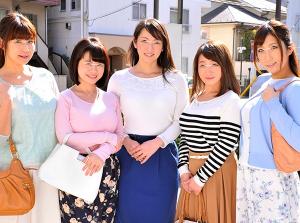 幼稚園に子供を送った帰りのママ友さんたち！ドスケベなお遊びに興奮！