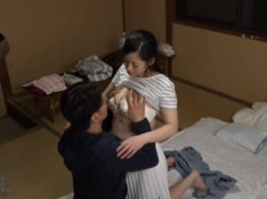 キャンプする人妻7人に接近する若者達!!交尾を堪能しつくすビッチ奥様！