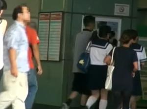 満員電車で痴●されても拒み続ける可愛いハーフ女子！！周りを囲み問答無用の輪姦レイプ！