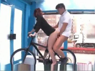 @外見える!?,幼妻@ナンパした奥様がアクメ自転車で大量潮吹きからのムラムラが我慢できなくなってそのままH！何度も見たくなるビデオ