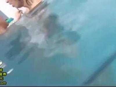 プールに遊びに来ていた大きなおっぱいなビキニ姿の熟女に水中で悪戯して親近相姦H！胸が最高