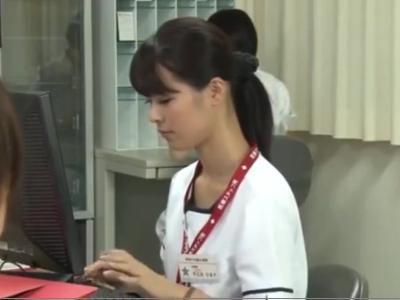 @看護婦,ナース@ノーブラ看護師に発情しちゃって深夜に襲った！2人っきりになったら病室のベットで着衣H！興奮しちゃうビデオ