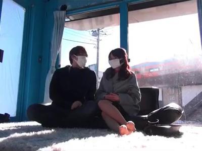 @カップル,JD@街中でナンパした顔出しNGの素人カップルにマスク着用して車内でHしてもらった！女性が見てもいいスケベ映像