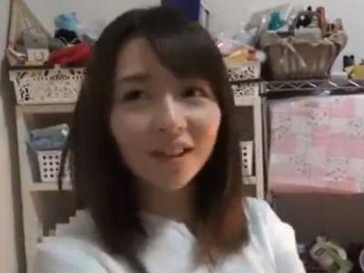 女アダルトビデオ監督がプライベートな友達の部屋に行ってSEXを撮影！リアルなドキュメンタリー動画我慢汁が抑えられない動画