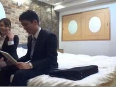きれいな女上司が会社の新人君とゴム無しH！若い男にピストンされて感じまくりのスレンダーOL！魅了される映像