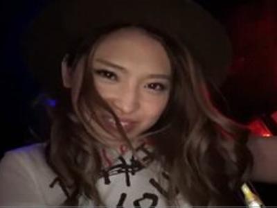 大きなおっぱいな爆裂ボディのテキーラガールと店内で公開H！Tバックス姿の激エロ娘！おっぱいがエロい