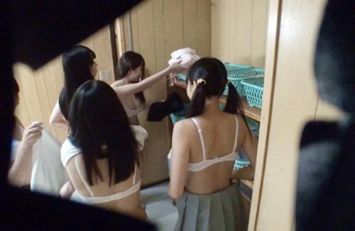 【女子高生】某○○県女子バスケ部の合宿所の脱衣所にカメラを仕掛ける変態コーチはそれだけでは満足できずに無理矢理...