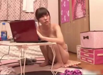 夏の暑い日友達の姉ちゃんの部屋を覗いたら服脱いでだらしない格好でいたからそれ見て固まってら、強引に逆レイプされてしまった