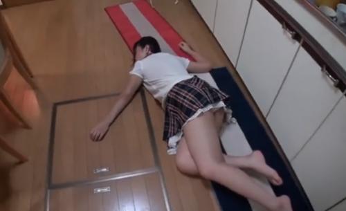 《JC昏睡レイプ》ヤバいやつ！まだ幼かさが残る可愛い美少女が寝てしまった隙にやりたい放題する鬼畜中年男www