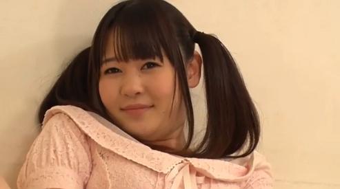 【着エロ】ぽっちゃりロリカワお嬢様がクマのぬいぐるみを局部に当てて匂いを嗅がせている。