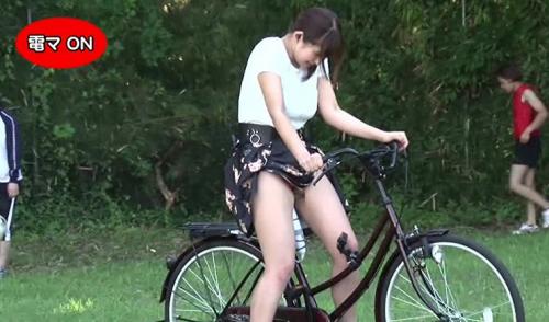 潮を吹き続けながら自転車を漕ぐおバカ企画! ボール一杯に潮を貯められるかチャレンジ!