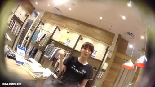 【※パンチラ逆さ盗撮※】黒Tシャッツがお似合いの清楚系美女|生脚の感じがめっちゃいいわぁ～♡
