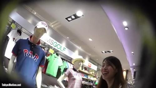 『盗撮パンチラ逆さ撮り』笑顔が素敵なショップの店員さん|チェック柄のミニスカートから…。