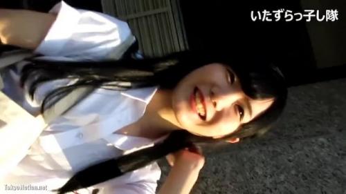 ＜パンチラ盗撮逆さ撮り＞アイドル風の女子をスカートめくり！