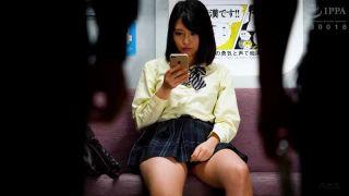 【パンチラ盗撮】電車内で対面に座った制服の女子|スカート短めからみえる肉厚の太腿も最高です！