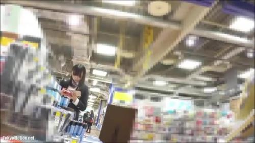 ＜パンチラ逆さ撮り＞お買い物中の可愛い女子校生を発見！