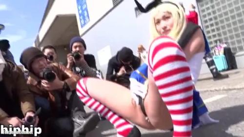 ＜◇コミケでテンションが高揚◇＞はい、お願いします！『気分よくTバックをずらして…』