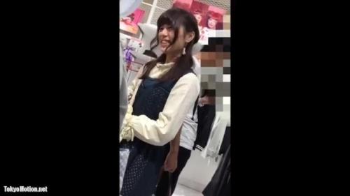 ＜パンチラ逆さ撮り＞ファッションからして萌え系のお姉さん|純白のおパンティが眩しいｗｗ