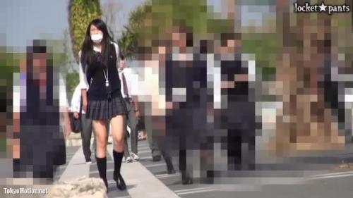 仲良し高校生達のパンチラ鑑賞を楽しむおっさん！盗撮逆さ撮り！！