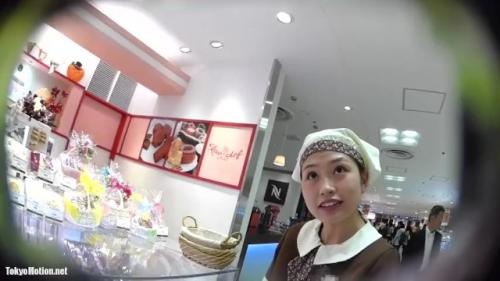 【パンチラ盗撮逆さ撮り】お菓子屋さんで見つけた美女店員さん|清楚系のパンチラ♡