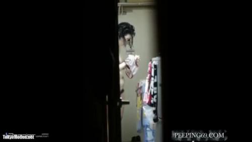＜民家盗撮＞美人女子大学生の着替えシーンを撮影！
