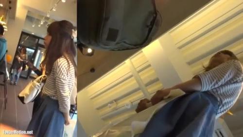 ＜パンチラ盗撮逆さ撮り＞ボーダーシャツがお似合いの美女を撮影！